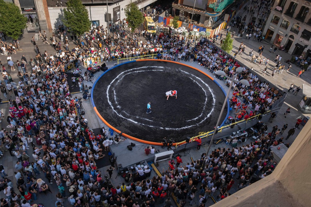 Hay 24 toneladas de arena volcánica canaria protagonizando el culebrón del verano en Madrid. Y su final es inesperado